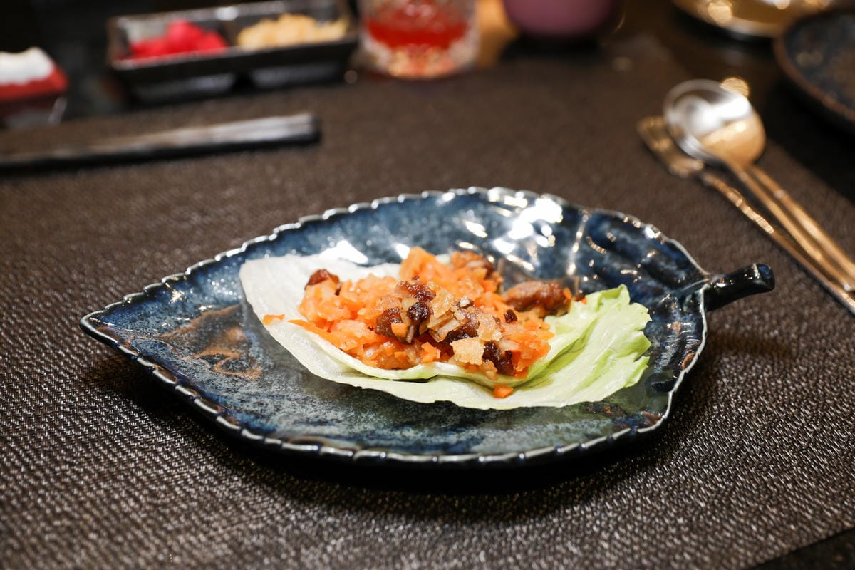 網路溫度計「此生必嚐十大高CP值無菜單鐵板燒」第一名，人氣爆紅高CP值日式無菜單鐵板燒，活龍蝦、干貝、日本A5和牛通通吃的到！明水然．樂（板橋重慶店）