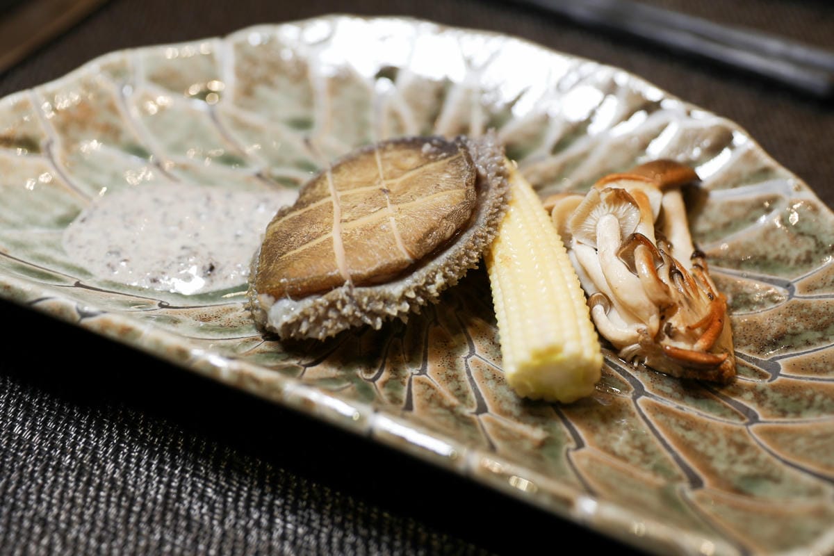 網路溫度計「此生必嚐十大高CP值無菜單鐵板燒」第一名，人氣爆紅高CP值日式無菜單鐵板燒，活龍蝦、干貝、日本A5和牛通通吃的到！明水然．樂（板橋重慶店）