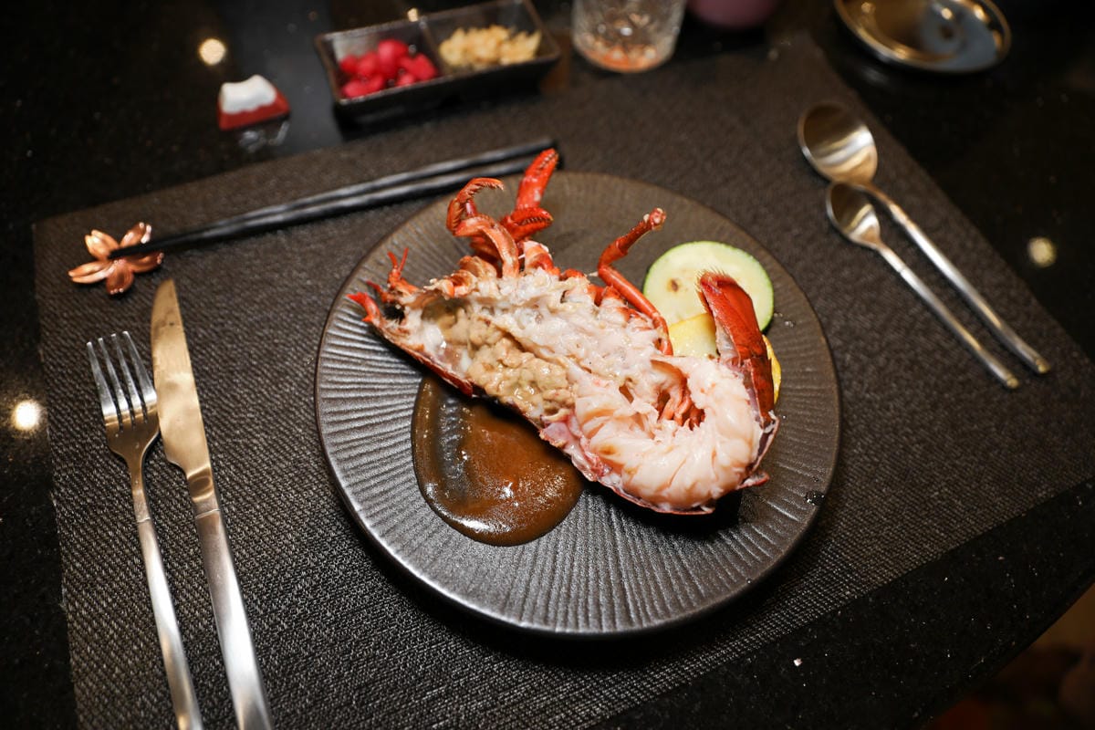 網路溫度計「此生必嚐十大高CP值無菜單鐵板燒」第一名，人氣爆紅高CP值日式無菜單鐵板燒，活龍蝦、干貝、日本A5和牛通通吃的到！明水然．樂（板橋重慶店）