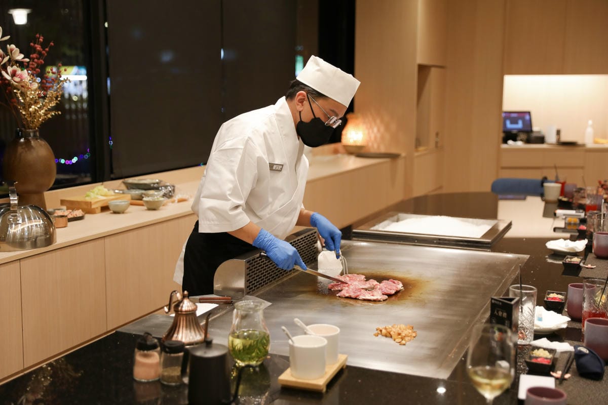 網路溫度計「此生必嚐十大高CP值無菜單鐵板燒」第一名，人氣爆紅高CP值日式無菜單鐵板燒，活龍蝦、干貝、日本A5和牛通通吃的到！明水然．樂（板橋重慶店）