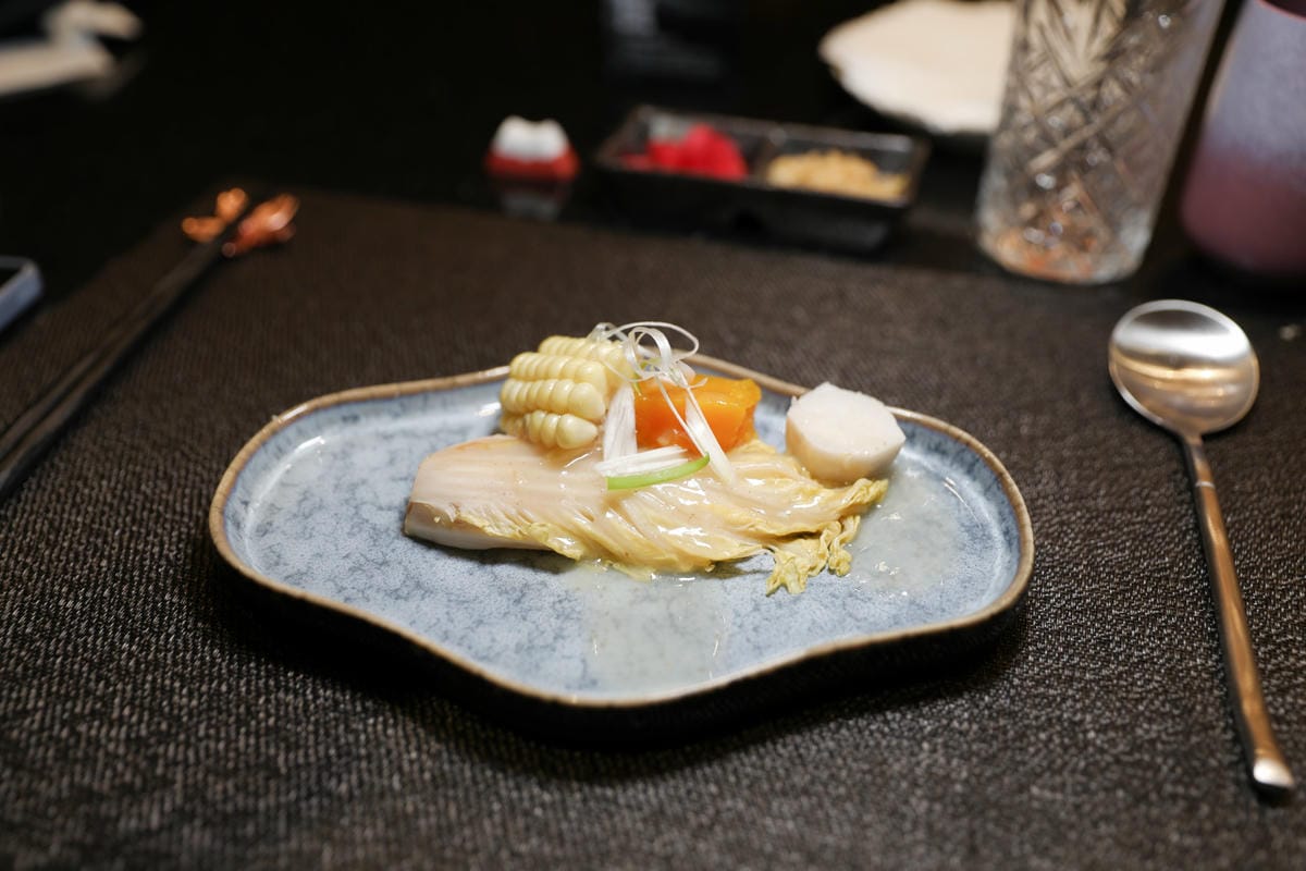 網路溫度計「此生必嚐十大高CP值無菜單鐵板燒」第一名，人氣爆紅高CP值日式無菜單鐵板燒，活龍蝦、干貝、日本A5和牛通通吃的到！明水然．樂（板橋重慶店）