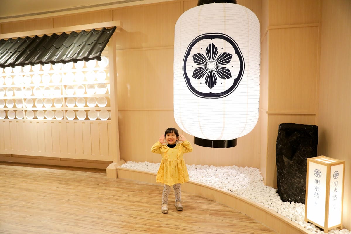 網路溫度計「此生必嚐十大高CP值無菜單鐵板燒」第一名，人氣爆紅高CP值日式無菜單鐵板燒，活龍蝦、干貝、日本A5和牛通通吃的到！明水然．樂（板橋重慶店）