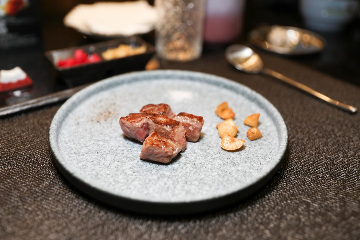 網路溫度計「此生必嚐十大高CP值無菜單鐵板燒」第一名，人氣爆紅高CP值日式無菜單鐵板燒，活龍蝦、干貝、日本A5和牛通通吃的到！明水然．樂（板橋重慶店）