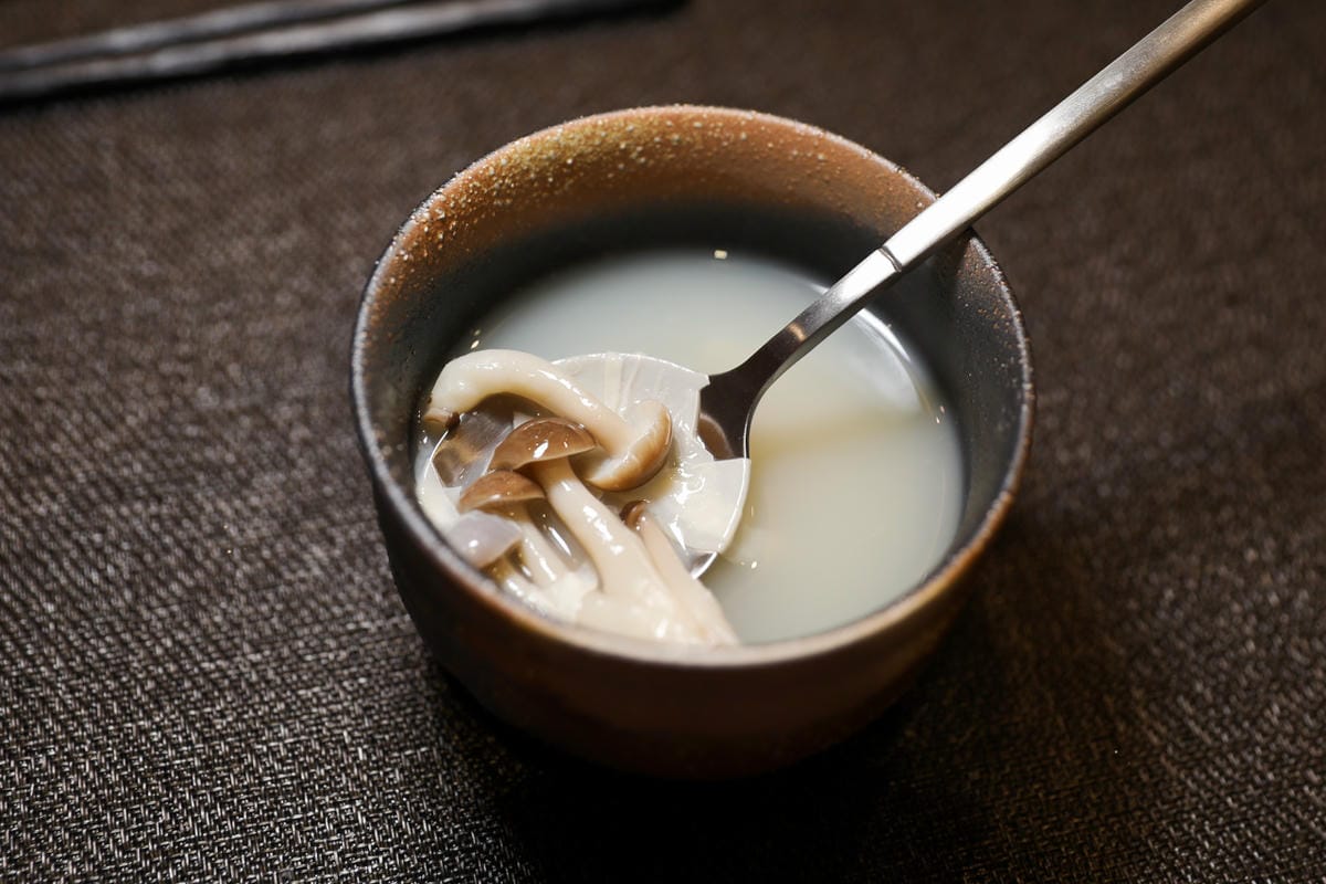 網路溫度計「此生必嚐十大高CP值無菜單鐵板燒」第一名，人氣爆紅高CP值日式無菜單鐵板燒，活龍蝦、干貝、日本A5和牛通通吃的到！明水然．樂（板橋重慶店）