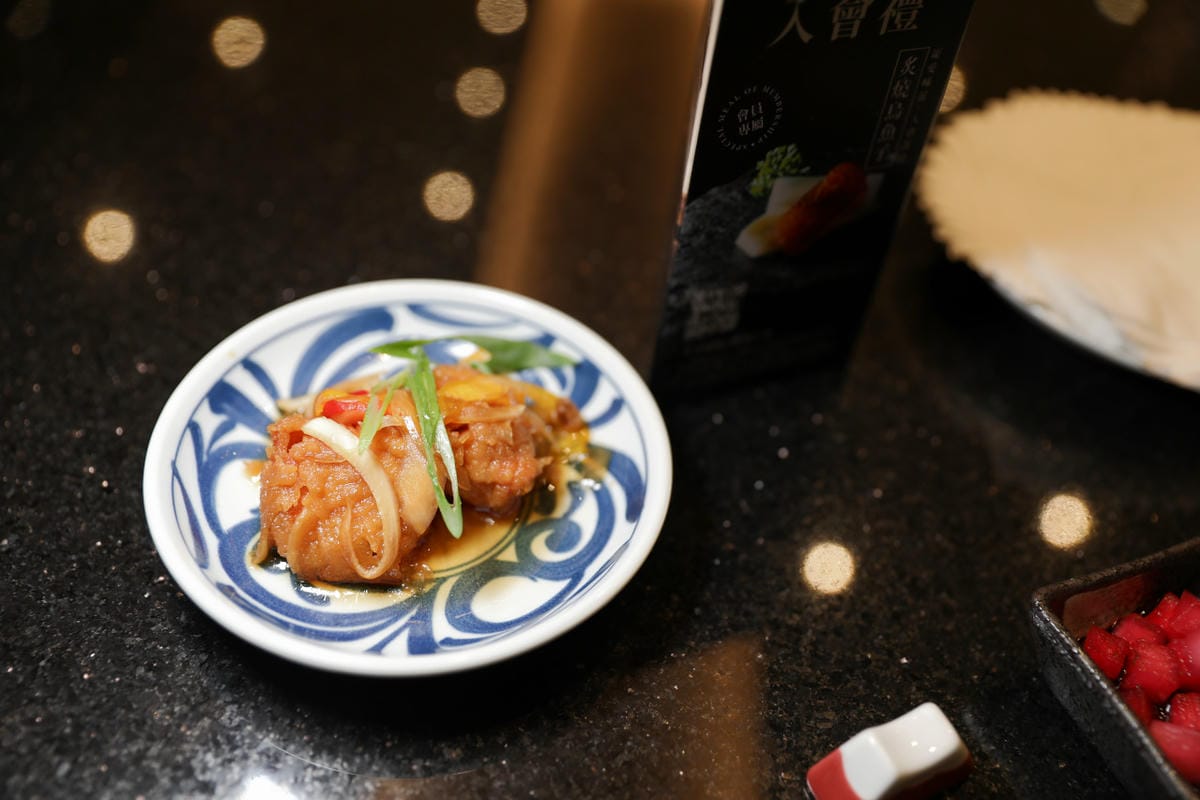 網路溫度計「此生必嚐十大高CP值無菜單鐵板燒」第一名，人氣爆紅高CP值日式無菜單鐵板燒，活龍蝦、干貝、日本A5和牛通通吃的到！明水然．樂（板橋重慶店）