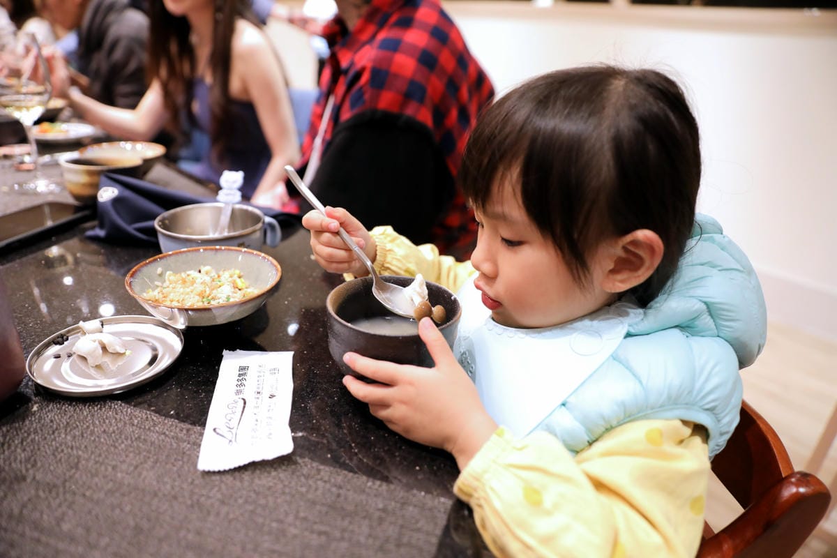 網路溫度計「此生必嚐十大高CP值無菜單鐵板燒」第一名，人氣爆紅高CP值日式無菜單鐵板燒，活龍蝦、干貝、日本A5和牛通通吃的到！明水然．樂（板橋重慶店）