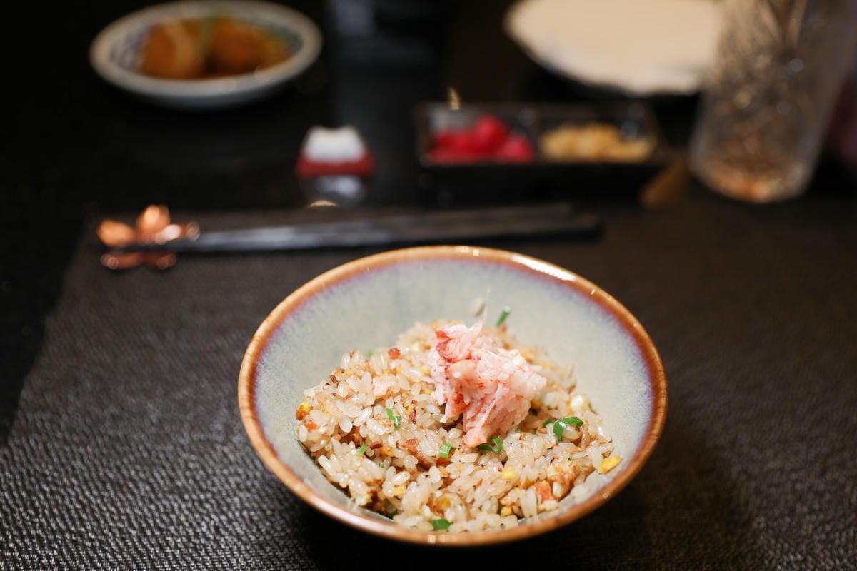 網路溫度計「此生必嚐十大高CP值無菜單鐵板燒」第一名，人氣爆紅高CP值日式無菜單鐵板燒，活龍蝦、干貝、日本A5和牛通通吃的到！明水然．樂（板橋重慶店）