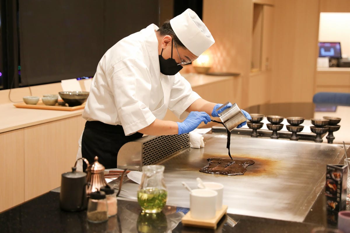 網路溫度計「此生必嚐十大高CP值無菜單鐵板燒」第一名，人氣爆紅高CP值日式無菜單鐵板燒，活龍蝦、干貝、日本A5和牛通通吃的到！明水然．樂（板橋重慶店）