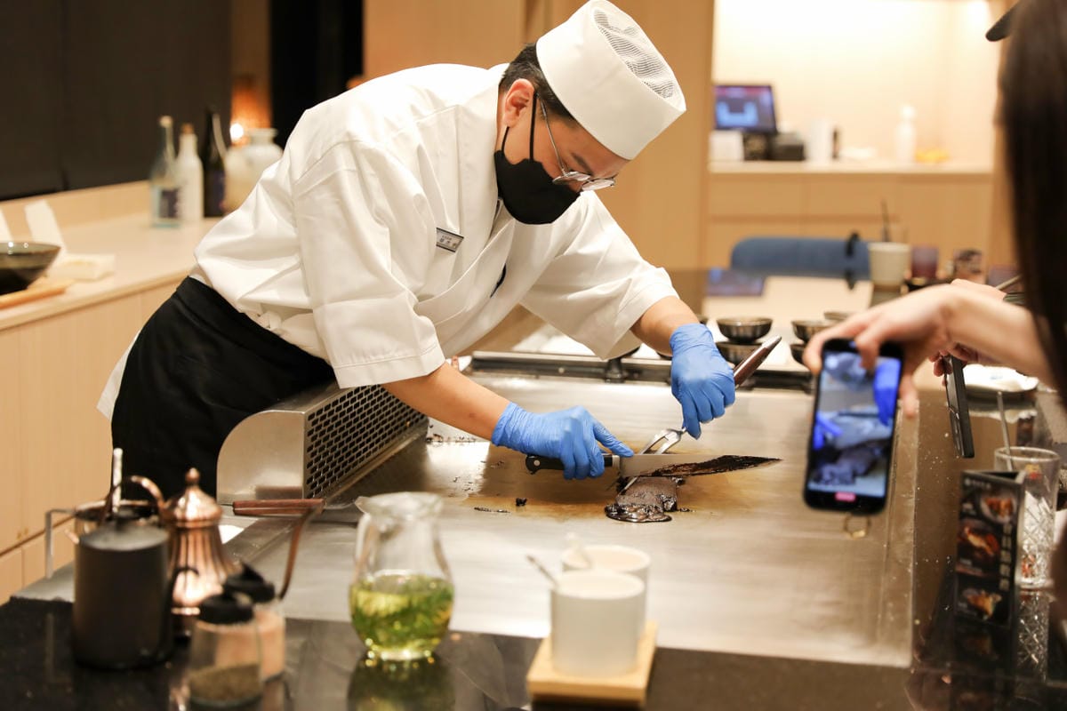 網路溫度計「此生必嚐十大高CP值無菜單鐵板燒」第一名，人氣爆紅高CP值日式無菜單鐵板燒，活龍蝦、干貝、日本A5和牛通通吃的到！明水然．樂（板橋重慶店）