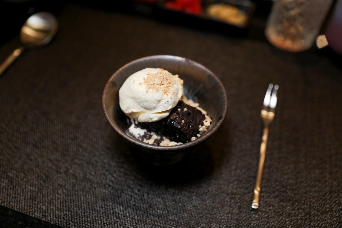 網路溫度計「此生必嚐十大高CP值無菜單鐵板燒」第一名，人氣爆紅高CP值日式無菜單鐵板燒，活龍蝦、干貝、日本A5和牛通通吃的到！明水然．樂（板橋重慶店）