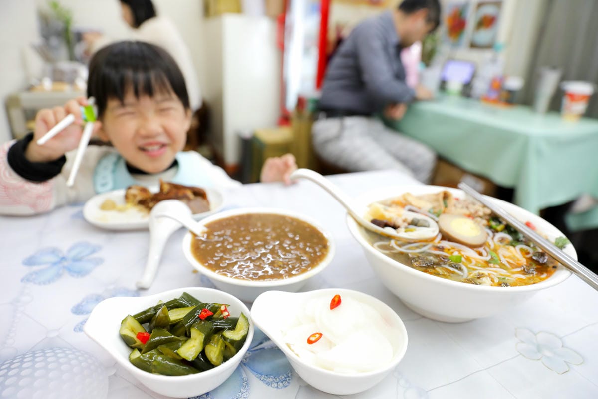 西門町美食,廣西正宗道地螺螄粉、酸辣粉推薦!甲天下桂林米粉-莫家 中藥熬煮湯頭超美味~ - 第17張圖 西門町美食,廣西正宗道地螺螄粉、酸辣粉推薦!甲天下桂林米粉-莫家 中藥熬煮湯頭超美味~