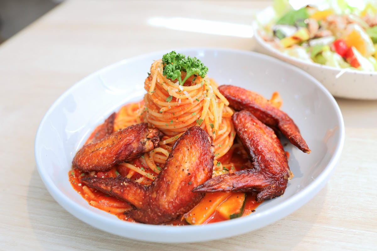食久茶事 台中大里純白色系玻璃貨櫃屋餐廳 義大利麵超好吃~