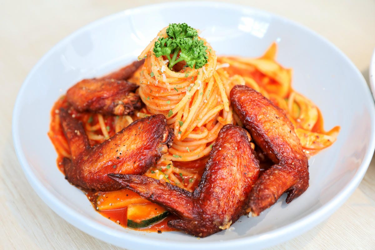 食久茶事 台中大里純白色系玻璃貨櫃屋餐廳 義大利麵超好吃~