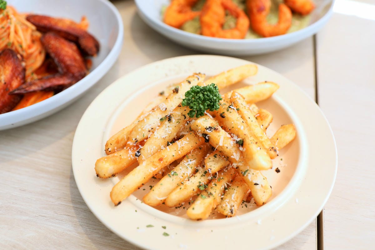 食久茶事 台中大里純白色系玻璃貨櫃屋餐廳 義大利麵超好吃~