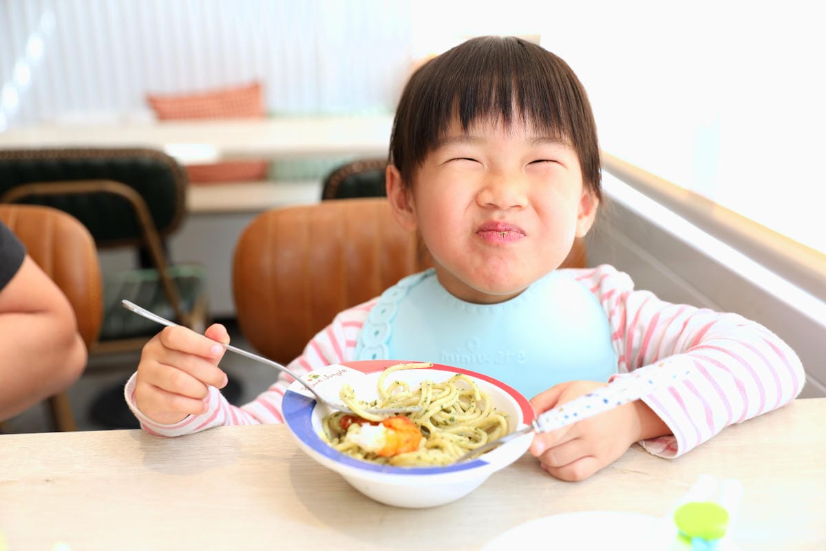 食久茶事 台中大里純白色系玻璃貨櫃屋餐廳 義大利麵超好吃~