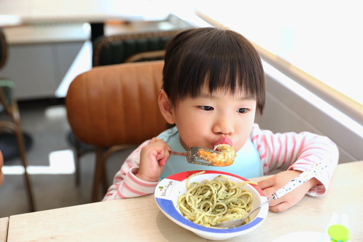 食久茶事 台中大里純白色系玻璃貨櫃屋餐廳 義大利麵超好吃~