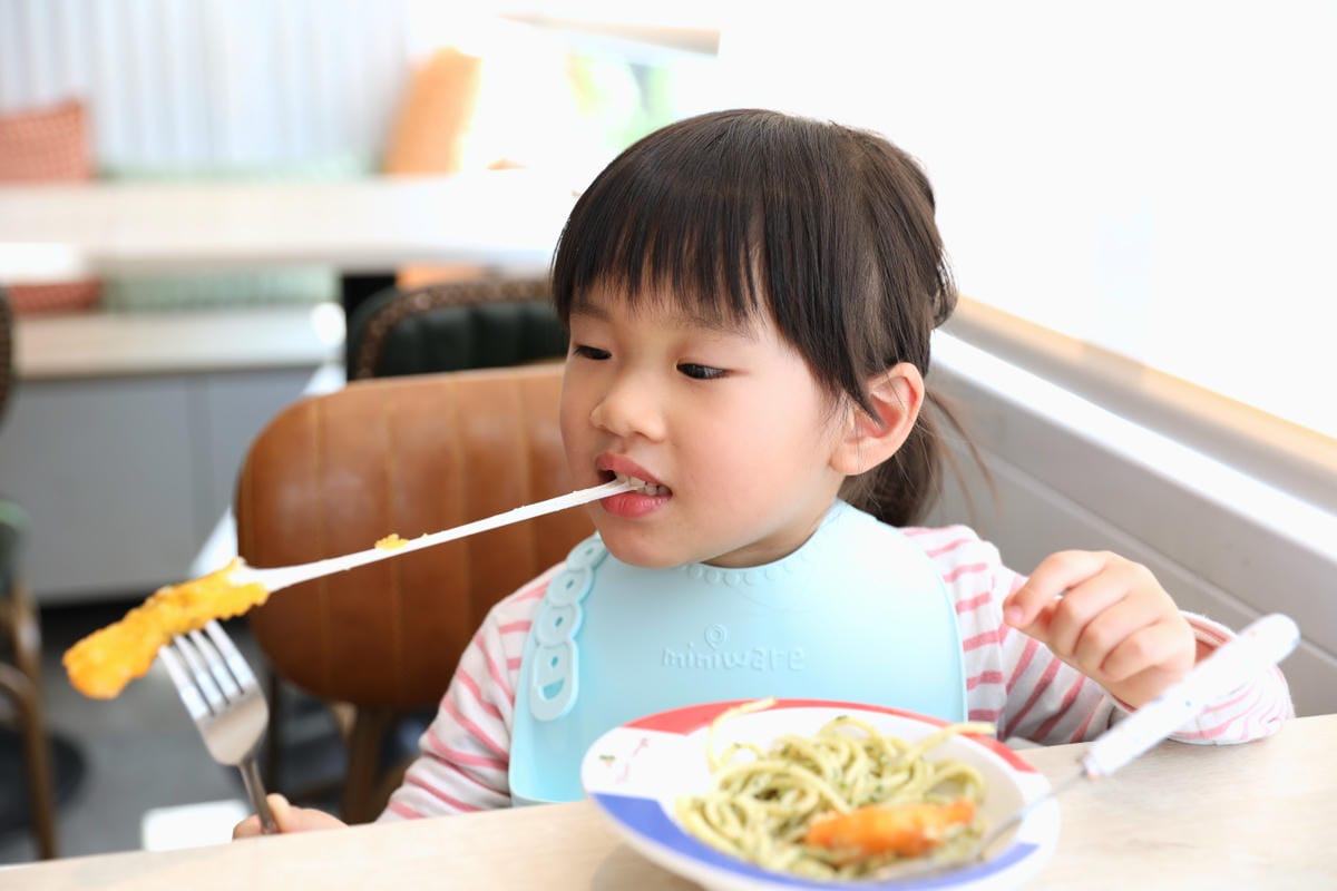 食久茶事 台中大里純白色系玻璃貨櫃屋餐廳 義大利麵超好吃~