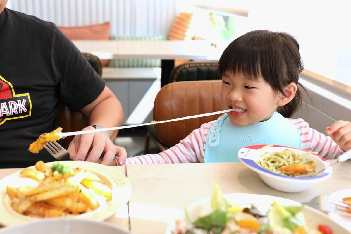 食久茶事 台中大里純白色系玻璃貨櫃屋餐廳 義大利麵超好吃~