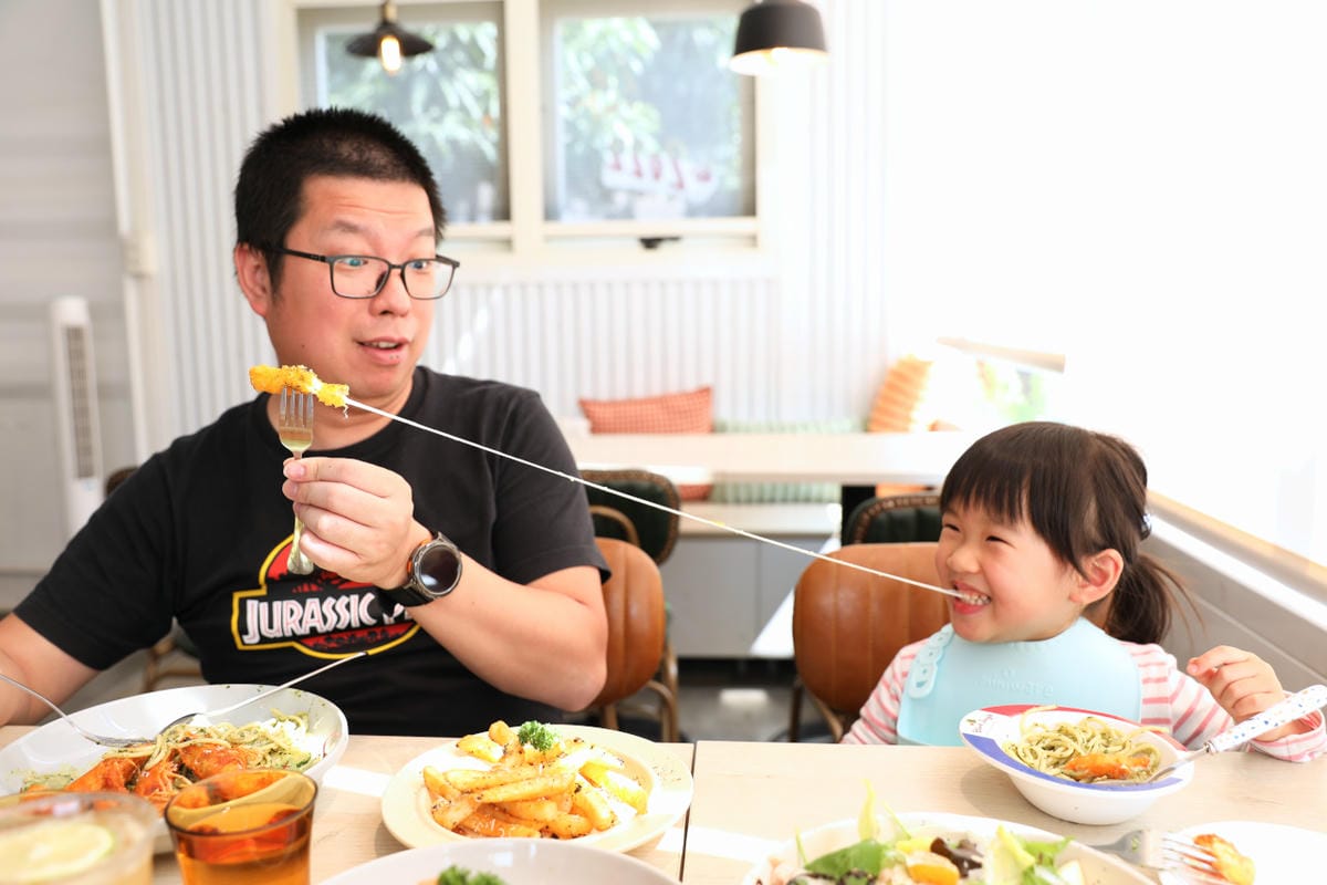 食久茶事 台中大里純白色系玻璃貨櫃屋餐廳 義大利麵超好吃~