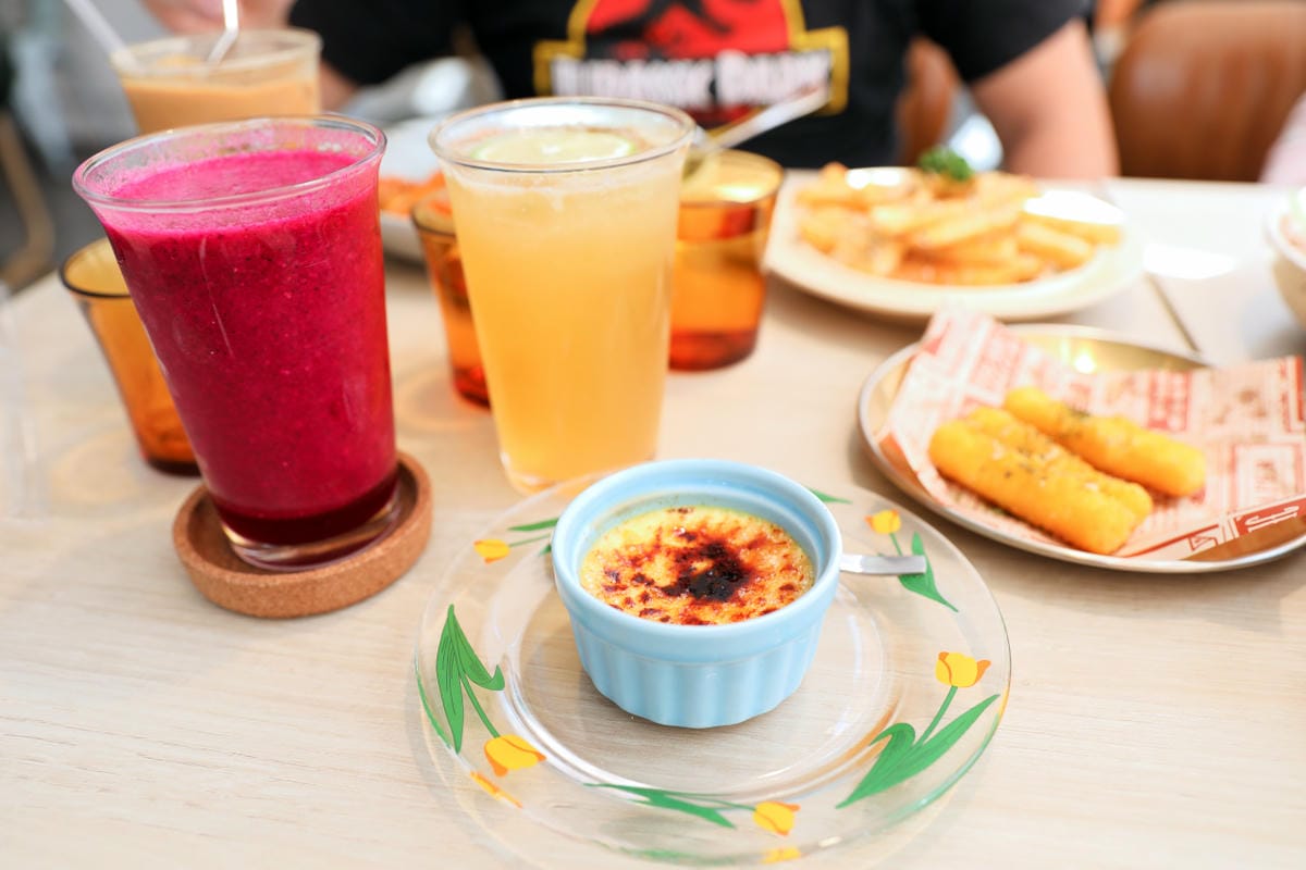 食久茶事 台中大里純白色系玻璃貨櫃屋餐廳 義大利麵超好吃~