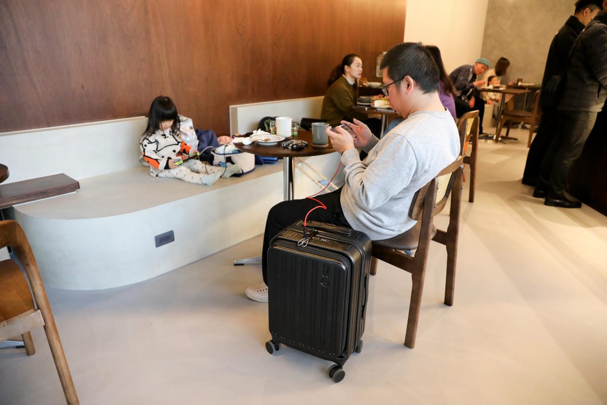 國內小旅行、出國登機箱推薦! With Me行李箱 20吋威爾斯雙層款 筆電平板收納、隱藏式行動電源