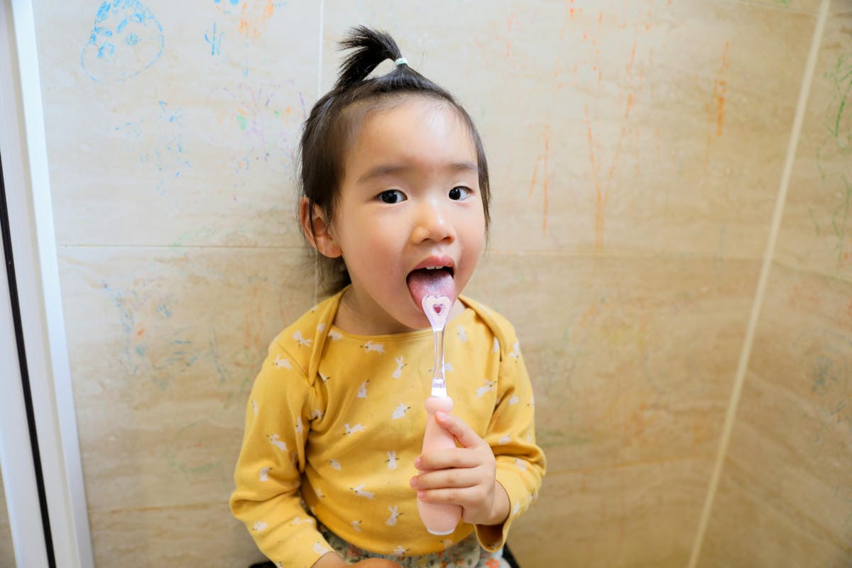 讓孩子愛上刷牙的秘訣-KIDMORY兒童炫彩音波電動牙刷 訓練孩子自主刷牙,防蛀牙好幫手推薦! - 第7張圖 讓孩子愛上刷牙的秘訣-KIDMORY兒童炫彩音波電動牙刷 訓練孩子自主刷牙,防蛀牙好幫手推薦!
