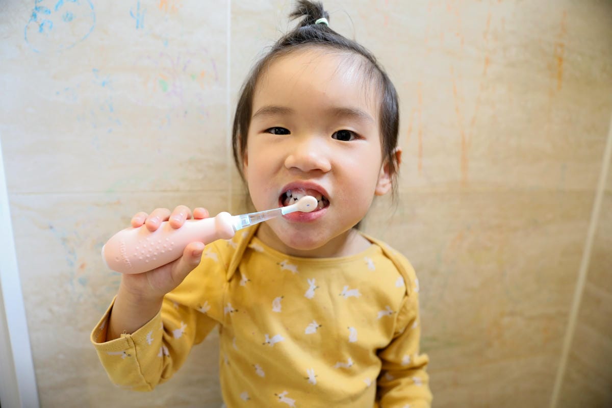 讓孩子愛上刷牙的秘訣-KIDMORY兒童炫彩音波電動牙刷 訓練孩子自主刷牙,防蛀牙好幫手推薦! - 第2張圖 讓孩子愛上刷牙的秘訣-KIDMORY兒童炫彩音波電動牙刷 訓練孩子自主刷牙,防蛀牙好幫手推薦!