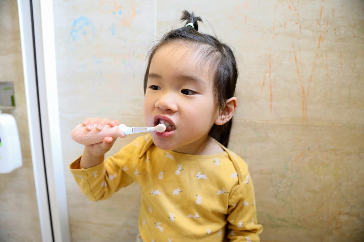 讓孩子愛上刷牙的秘訣-KIDMORY兒童炫彩音波電動牙刷 訓練孩子自主刷牙,防蛀牙好幫手推薦! - 第9張圖 讓孩子愛上刷牙的秘訣-KIDMORY兒童炫彩音波電動牙刷 訓練孩子自主刷牙,防蛀牙好幫手推薦!