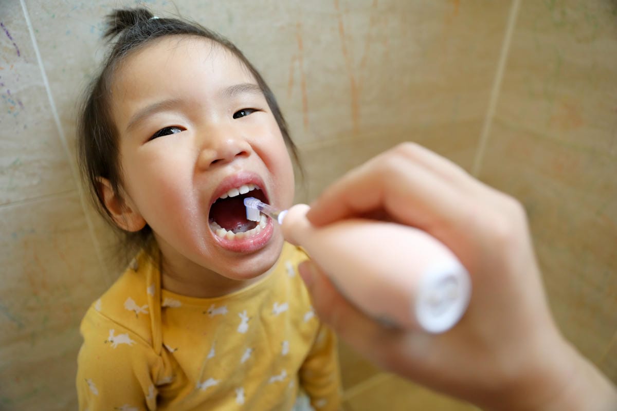 讓孩子愛上刷牙的秘訣-KIDMORY兒童炫彩音波電動牙刷 訓練孩子自主刷牙,防蛀牙好幫手推薦! - 第13張圖 讓孩子愛上刷牙的秘訣-KIDMORY兒童炫彩音波電動牙刷 訓練孩子自主刷牙,防蛀牙好幫手推薦!