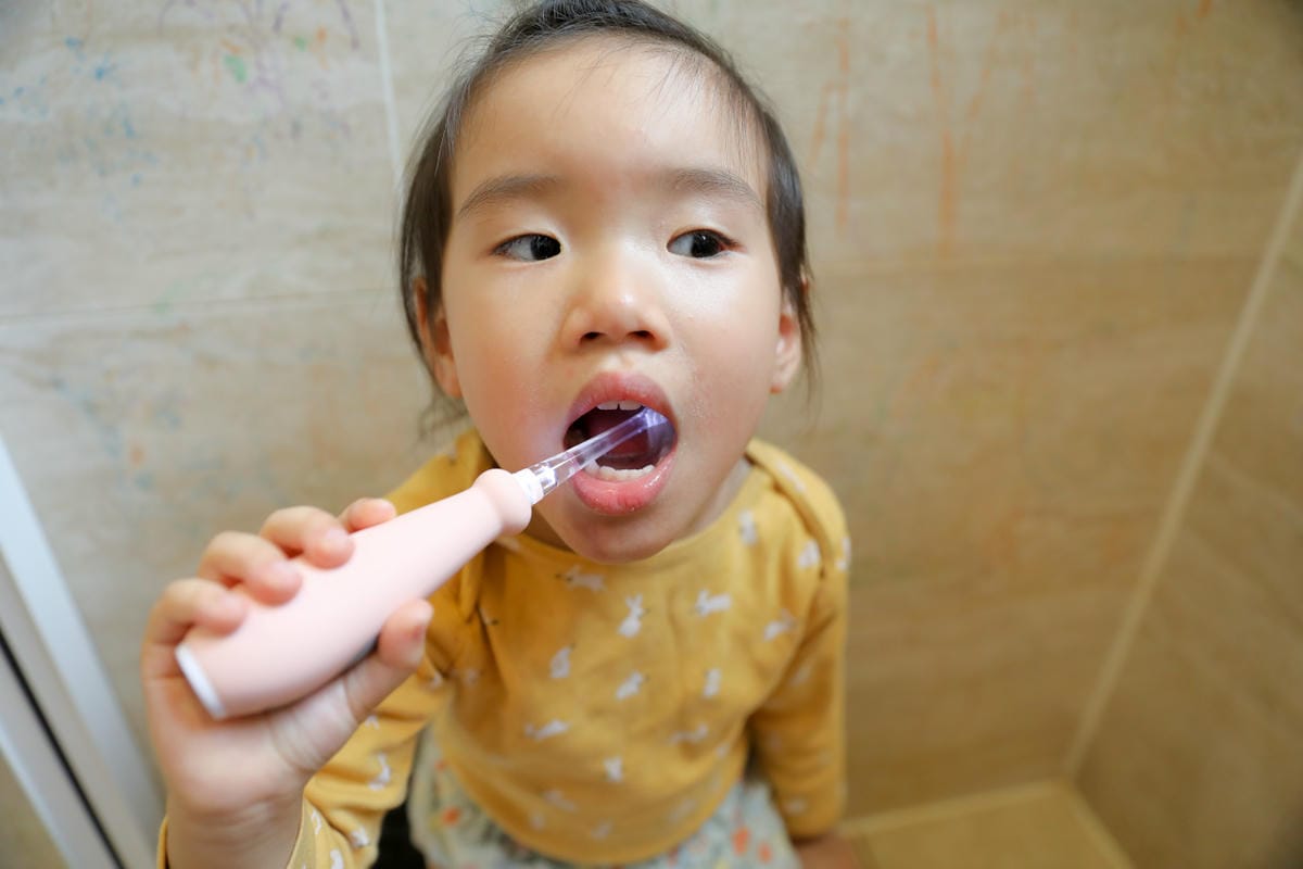 讓孩子愛上刷牙的秘訣-KIDMORY兒童炫彩音波電動牙刷 訓練孩子自主刷牙,防蛀牙好幫手推薦! - 第12張圖 讓孩子愛上刷牙的秘訣-KIDMORY兒童炫彩音波電動牙刷 訓練孩子自主刷牙,防蛀牙好幫手推薦!