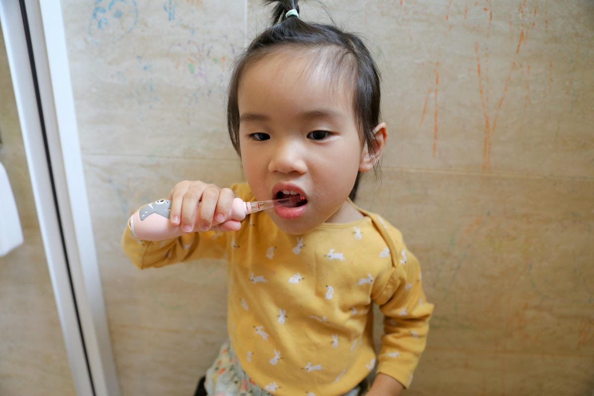讓孩子愛上刷牙的秘訣-KIDMORY兒童炫彩音波電動牙刷 訓練孩子自主刷牙,防蛀牙好幫手推薦! - 第11張圖 讓孩子愛上刷牙的秘訣-KIDMORY兒童炫彩音波電動牙刷 訓練孩子自主刷牙,防蛀牙好幫手推薦!