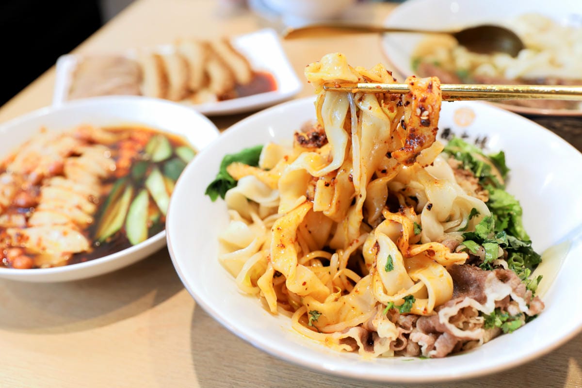 新北牛肉麵推薦! 蘆洲平價美食 一面之緣 襄楚麵食館 紅燒/清燉牛肉麵.重慶酸辣粉