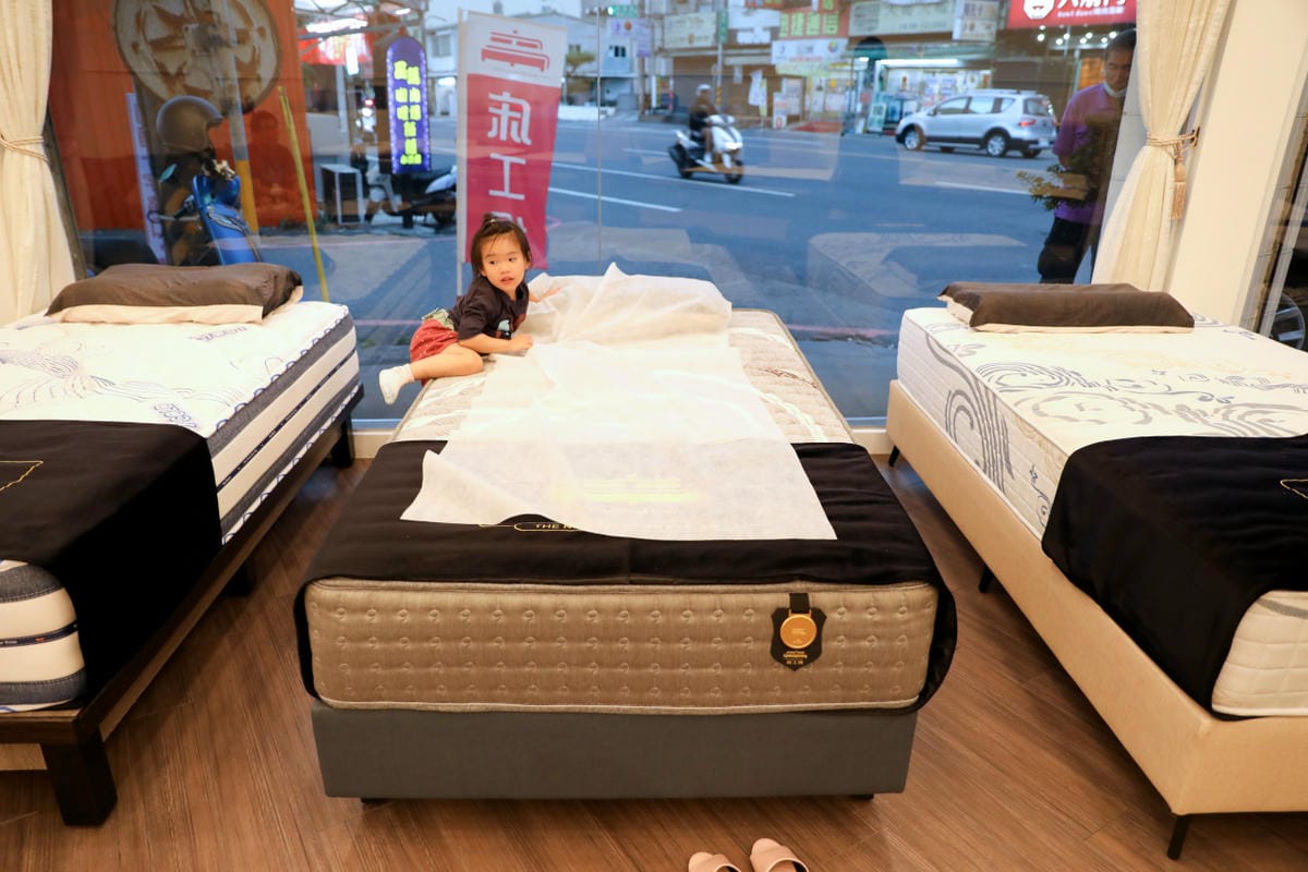 屏東床墊推薦! 床工場生活館屏東總店 預約制挑床試躺,專為孩童成長階段設計的護脊床墊
