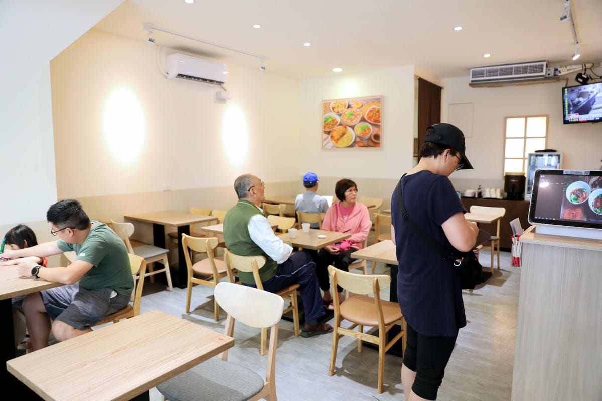 頂溪站美食推薦! 永和竹林路小本經營飯麵小館 麻醬麵.排骨炒飯.紅油抄手.餛飩湯.蕃茄蛋花湯