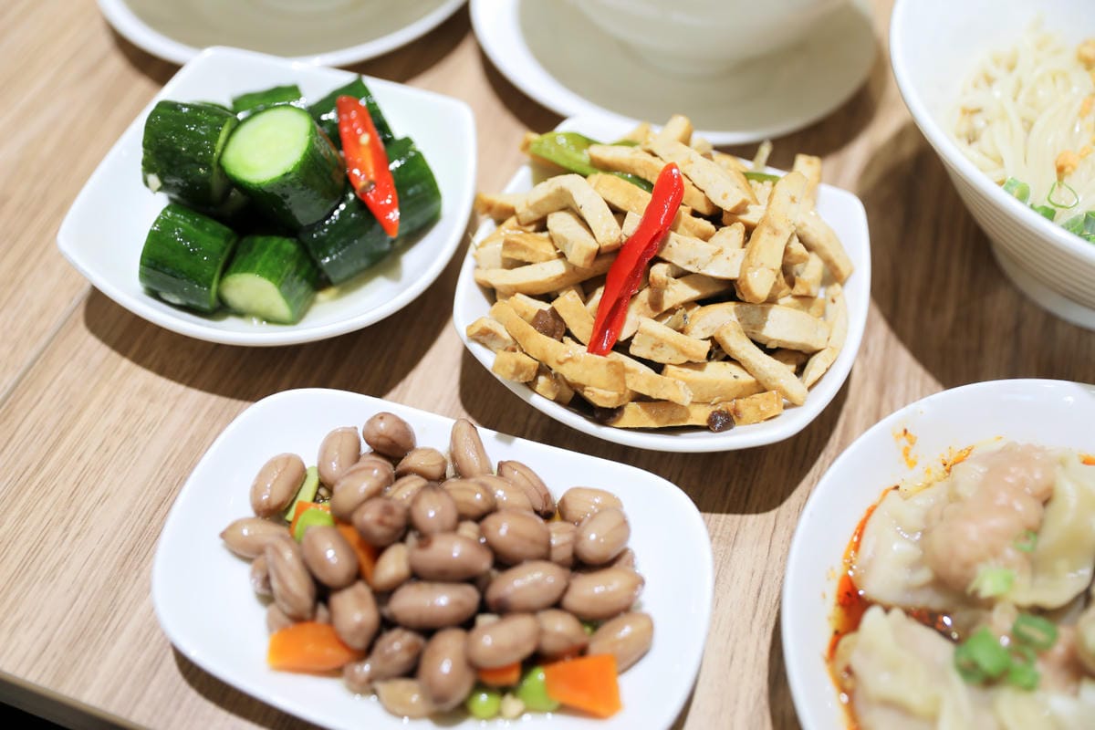 頂溪站美食推薦! 永和竹林路小本經營飯麵小館 麻醬麵.排骨炒飯.紅油抄手.餛飩湯.蕃茄蛋花湯