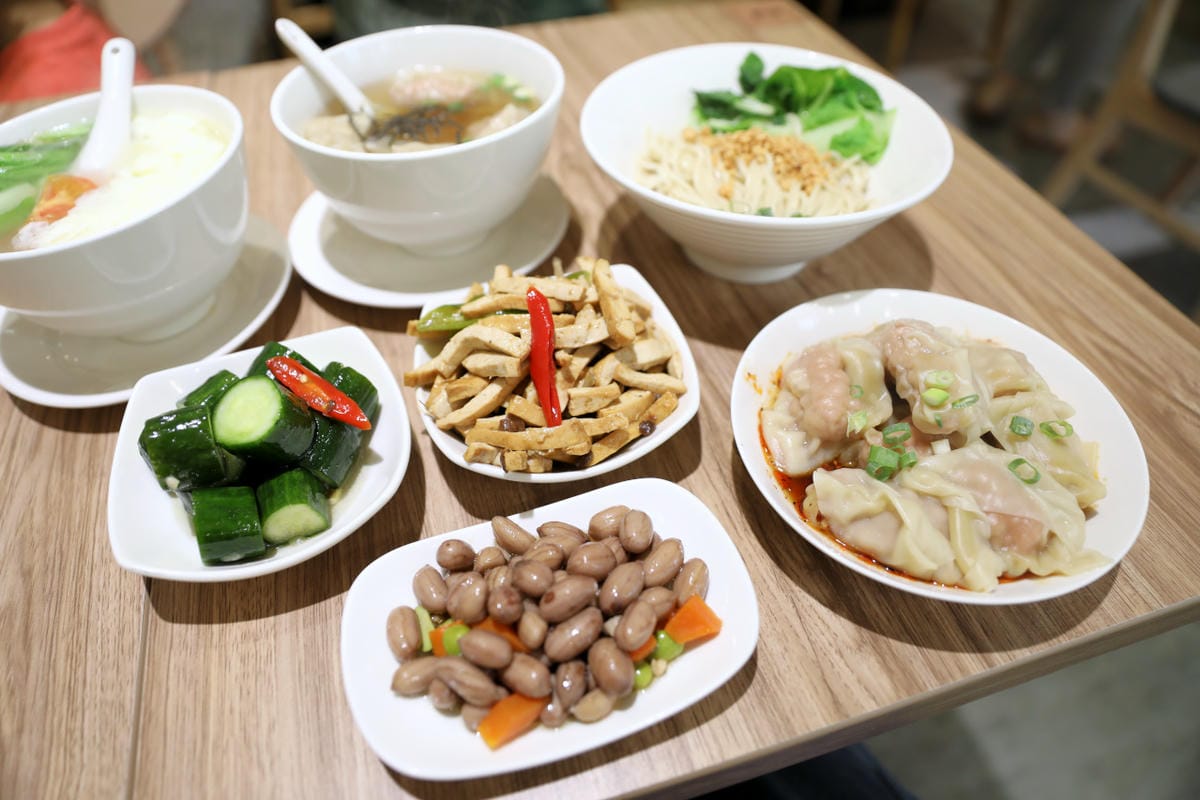 頂溪站美食推薦! 永和竹林路小本經營飯麵小館 麻醬麵.排骨炒飯.紅油抄手.餛飩湯.蕃茄蛋花湯