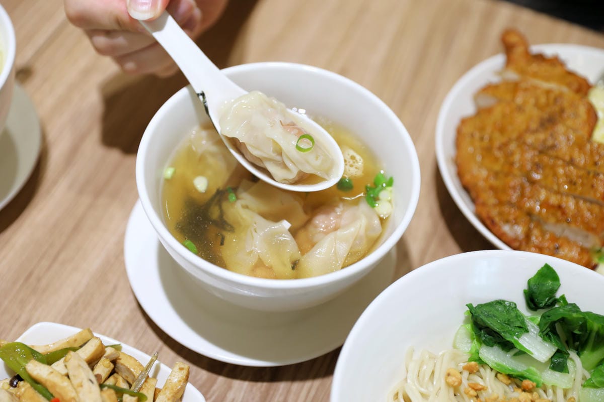 頂溪站美食推薦! 永和竹林路小本經營飯麵小館 麻醬麵.排骨炒飯.紅油抄手.餛飩湯.蕃茄蛋花湯