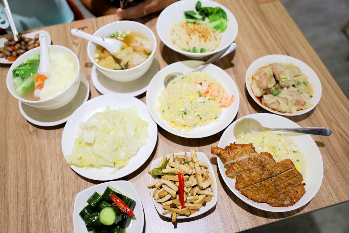 頂溪站美食推薦! 永和竹林路小本經營飯麵小館 麻醬麵.排骨炒飯.紅油抄手.餛飩湯.蕃茄蛋花湯