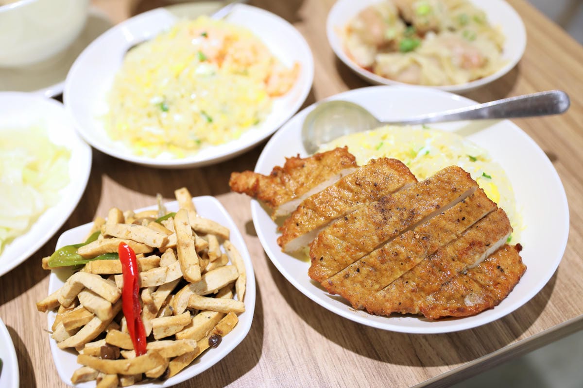頂溪站美食推薦! 永和竹林路小本經營飯麵小館 麻醬麵.排骨炒飯.紅油抄手.餛飩湯.蕃茄蛋花湯