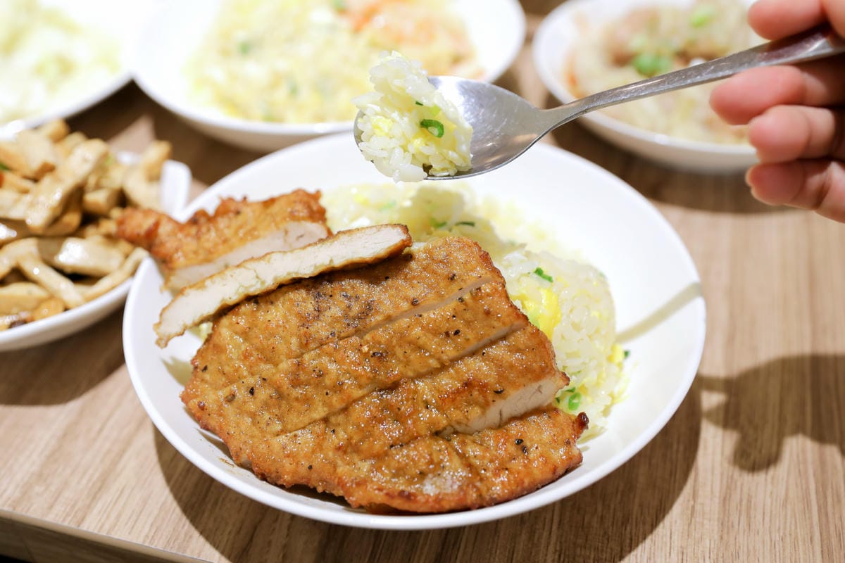 頂溪站美食推薦! 永和竹林路小本經營飯麵小館 麻醬麵.排骨炒飯.紅油抄手.餛飩湯.蕃茄蛋花湯
