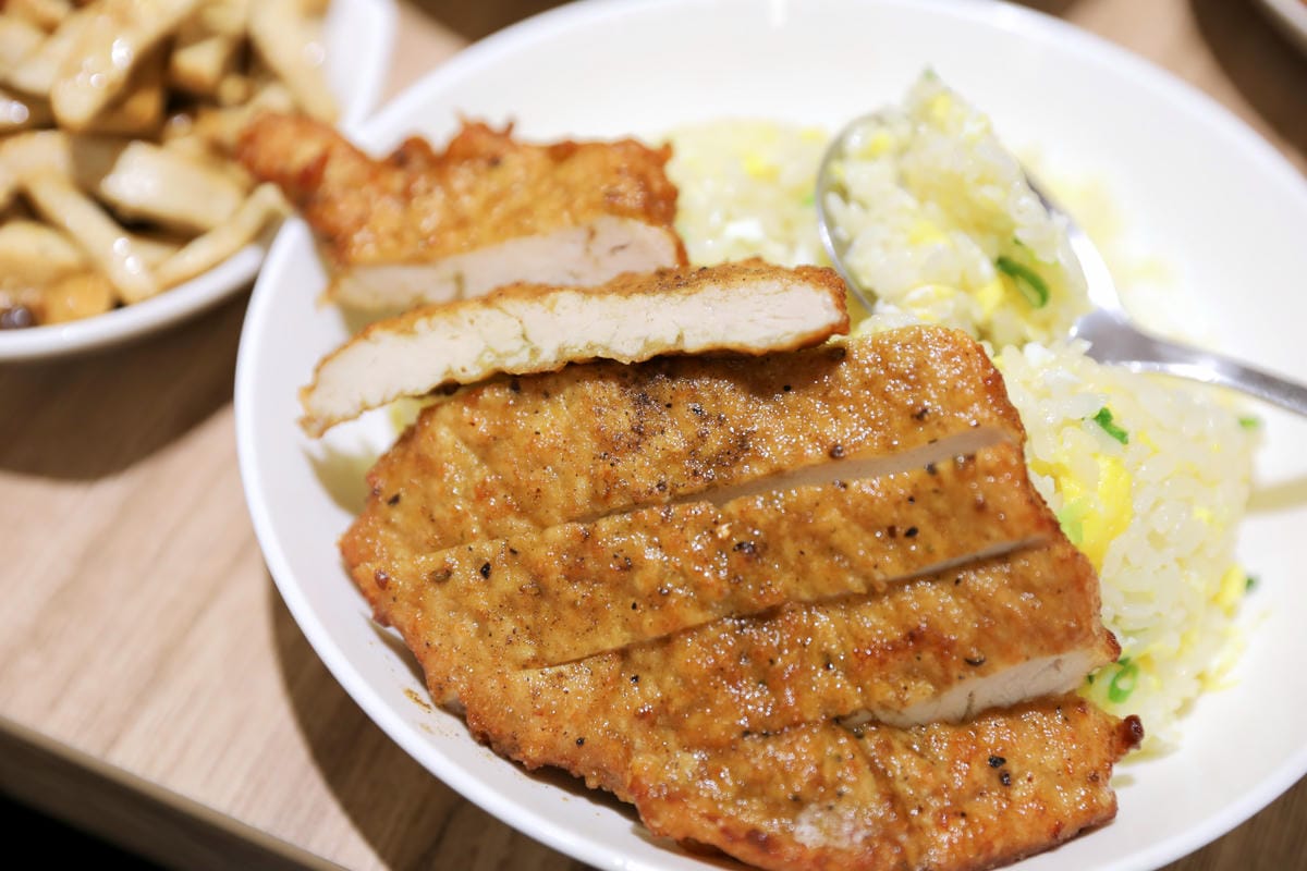 頂溪站美食推薦! 永和竹林路小本經營飯麵小館 麻醬麵.排骨炒飯.紅油抄手.餛飩湯.蕃茄蛋花湯