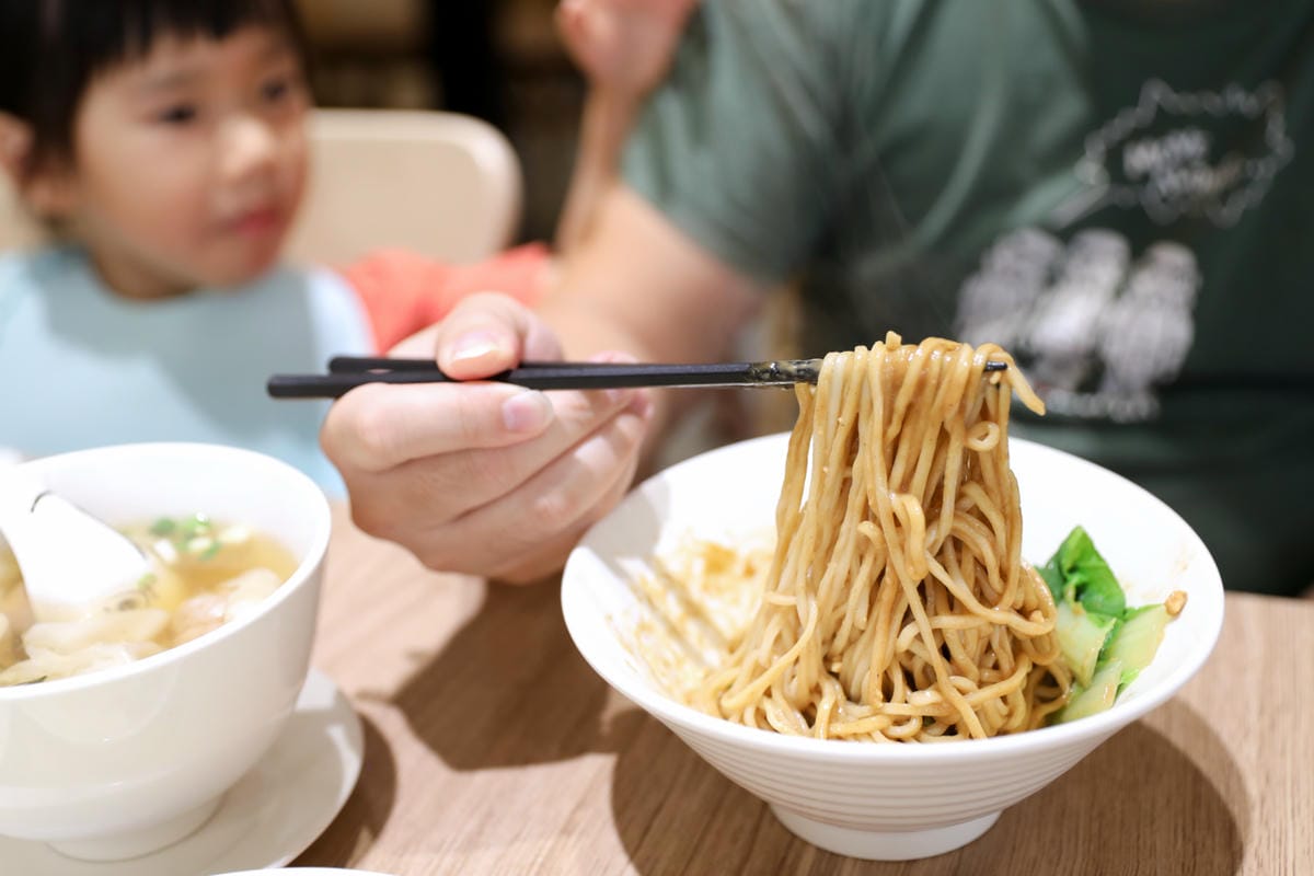 頂溪站美食推薦! 永和竹林路小本經營飯麵小館 麻醬麵.排骨炒飯.紅油抄手.餛飩湯.蕃茄蛋花湯
