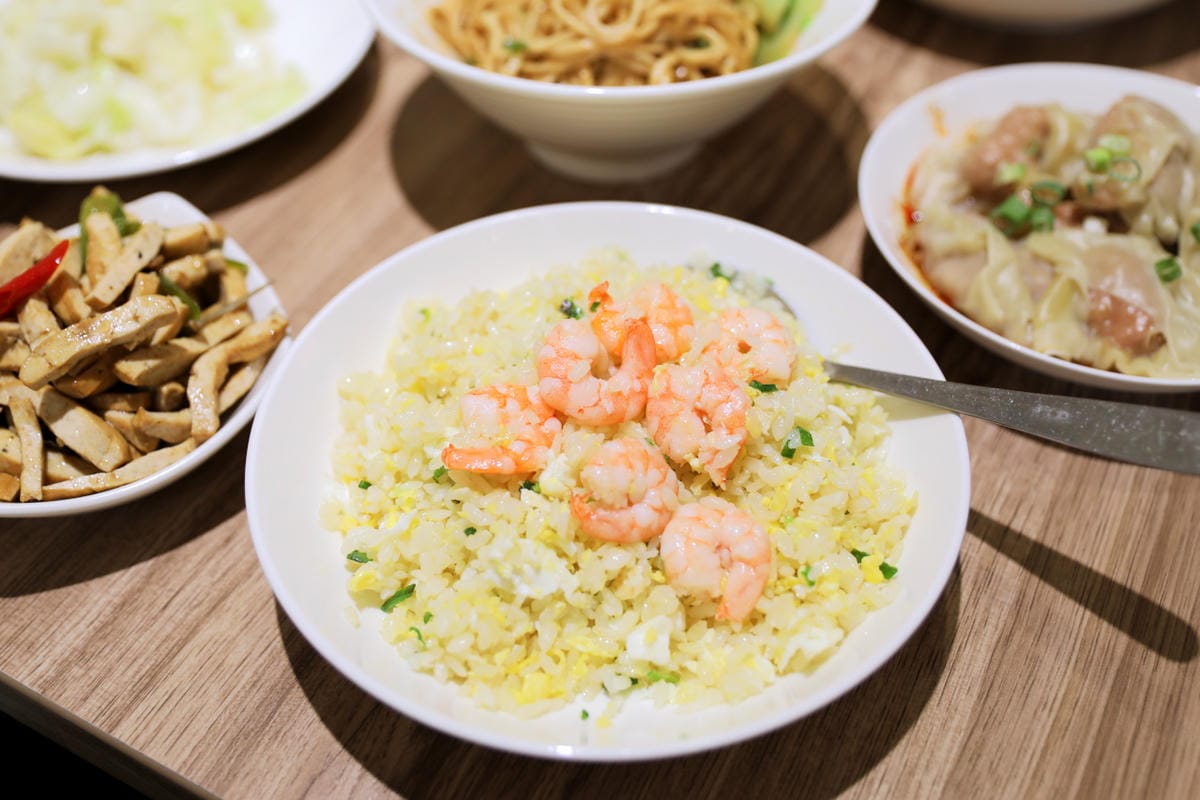 頂溪站美食推薦! 永和竹林路小本經營飯麵小館 麻醬麵.排骨炒飯.紅油抄手.餛飩湯.蕃茄蛋花湯