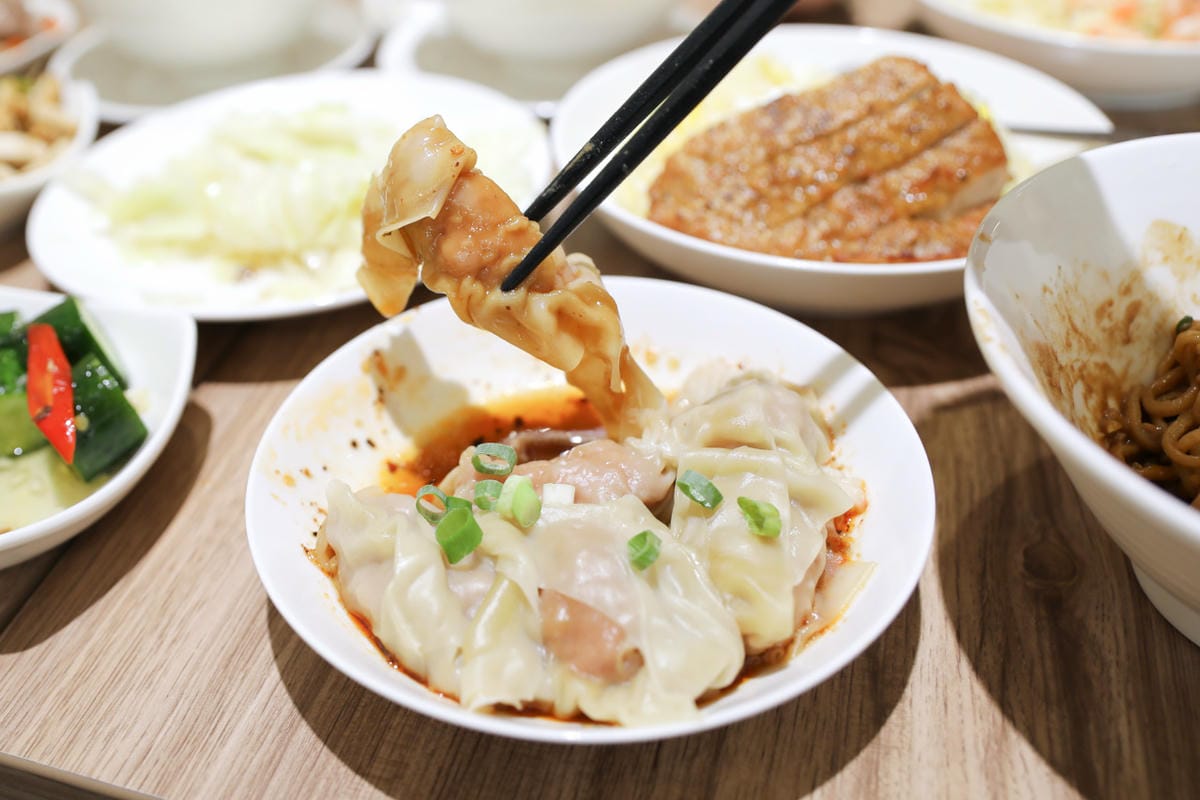 頂溪站美食推薦! 永和竹林路小本經營飯麵小館 麻醬麵.排骨炒飯.紅油抄手.餛飩湯.蕃茄蛋花湯