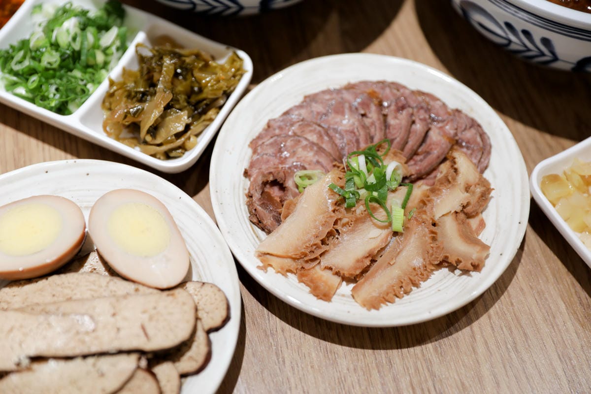 南崁蘆竹新開幕牛肉麵店推薦! 林萱萱私房牛肉麵 紅燒牛肉麵/番茄牛肉麵 用餐環境乾淨舒適,還有飲料自助吧台免費無限量供應 - 第11張圖 南崁蘆竹新開幕牛肉麵店推薦! 林萱萱私房牛肉麵 紅燒牛肉麵/番茄牛肉麵 用餐環境乾淨舒適,還有飲料自助吧台免費無限量供應