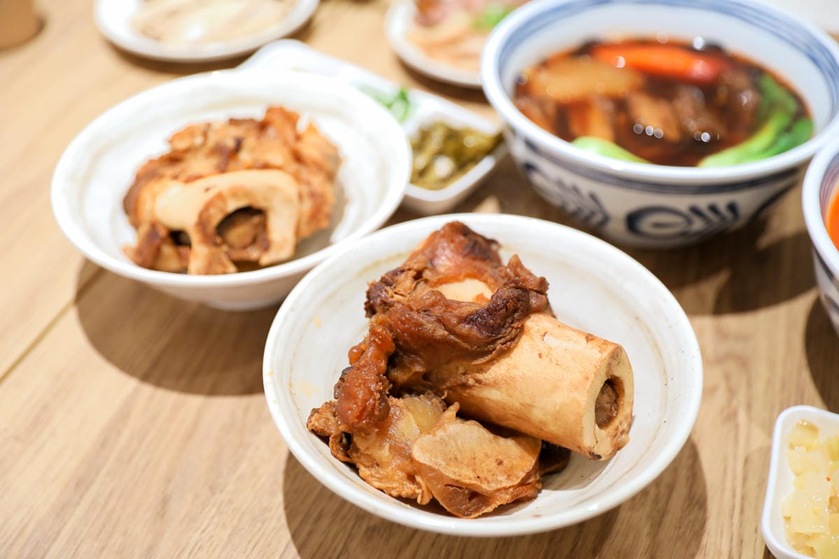 南崁蘆竹新開幕牛肉麵店推薦! 林萱萱私房牛肉麵 紅燒牛肉麵/番茄牛肉麵 用餐環境乾淨舒適,還有飲料自助吧台免費無限量供應 - 第13張圖 南崁蘆竹新開幕牛肉麵店推薦! 林萱萱私房牛肉麵 紅燒牛肉麵/番茄牛肉麵 用餐環境乾淨舒適,還有飲料自助吧台免費無限量供應