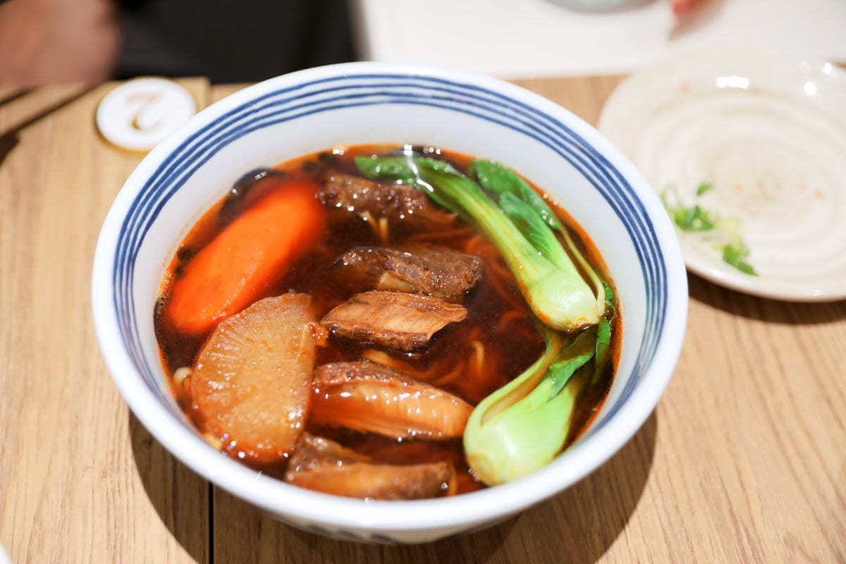 南崁蘆竹新開幕牛肉麵店推薦! 林萱萱私房牛肉麵 紅燒牛肉麵/番茄牛肉麵 用餐環境乾淨舒適,還有飲料自助吧台免費無限量供應 - 第16張圖 南崁蘆竹新開幕牛肉麵店推薦! 林萱萱私房牛肉麵 紅燒牛肉麵/番茄牛肉麵 用餐環境乾淨舒適,還有飲料自助吧台免費無限量供應