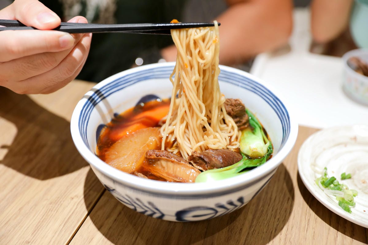 南崁蘆竹新開幕牛肉麵店推薦! 林萱萱私房牛肉麵 紅燒牛肉麵/番茄牛肉麵 用餐環境乾淨舒適,還有飲料自助吧台免費無限量供應 - 第17張圖 南崁蘆竹新開幕牛肉麵店推薦! 林萱萱私房牛肉麵 紅燒牛肉麵/番茄牛肉麵 用餐環境乾淨舒適,還有飲料自助吧台免費無限量供應
