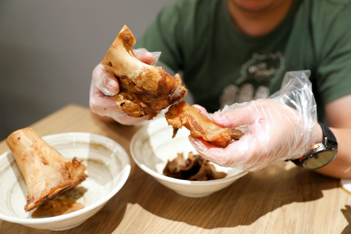南崁蘆竹新開幕牛肉麵店推薦! 林萱萱私房牛肉麵 紅燒牛肉麵/番茄牛肉麵 用餐環境乾淨舒適,還有飲料自助吧台免費無限量供應 - 第14張圖 南崁蘆竹新開幕牛肉麵店推薦! 林萱萱私房牛肉麵 紅燒牛肉麵/番茄牛肉麵 用餐環境乾淨舒適,還有飲料自助吧台免費無限量供應