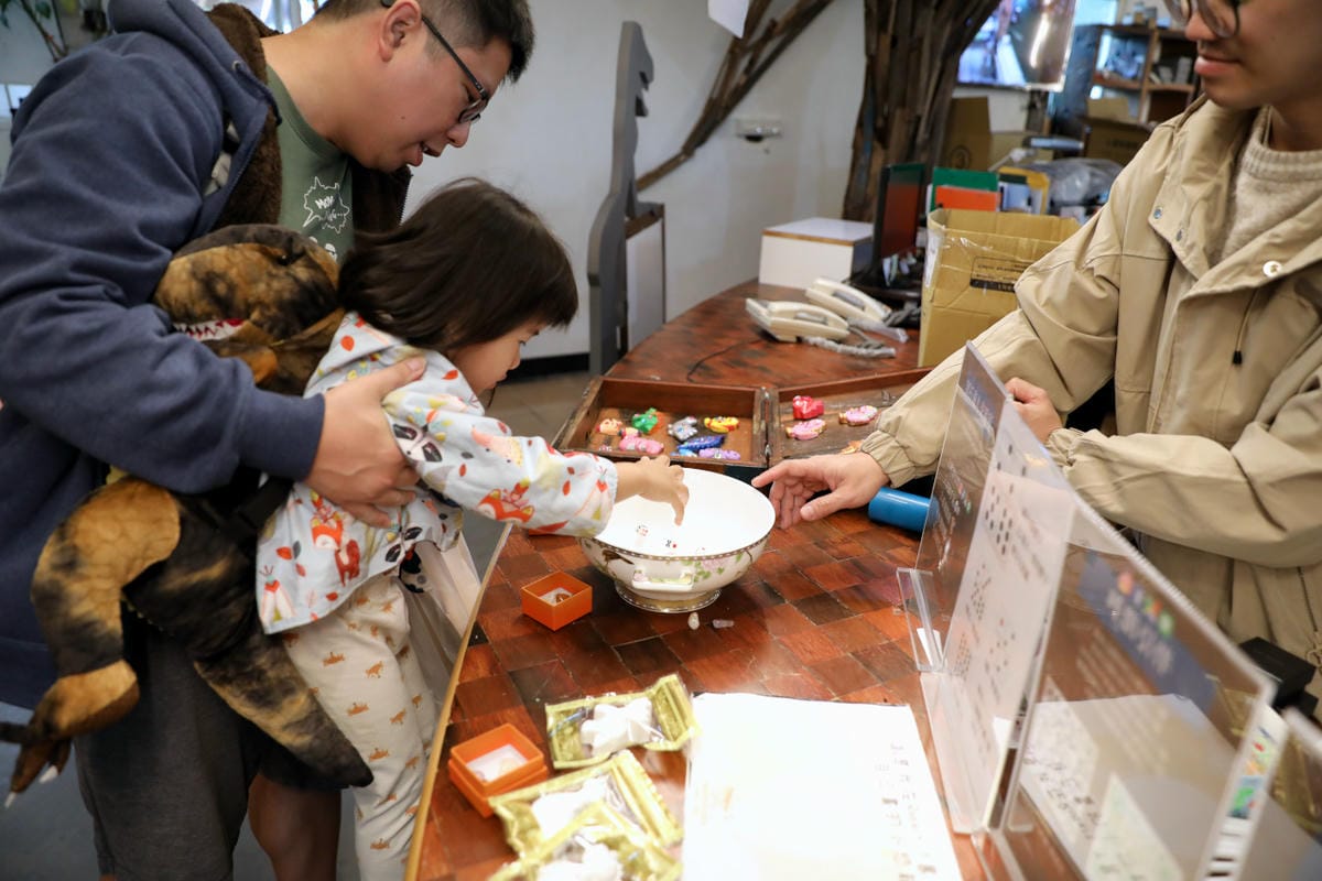 宜蘭蘇澳雨天室內親子景點推薦! 全台唯一暴龍化石真跡就在瘋狂夢想藝術園區 Robert Y廢墟-暴龍館 - 第18張圖 宜蘭蘇澳雨天室內親子景點推薦! 全台唯一暴龍化石真跡就在瘋狂夢想藝術園區 Robert Y廢墟-暴龍館